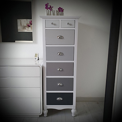 Chiffonnier peint en gris et blanc