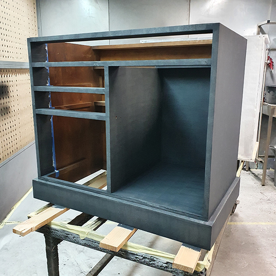 Partie basse en cours de peinture (couleur abîme) pour qu'elle puisse ressembler à une bibliothèque de style industriel