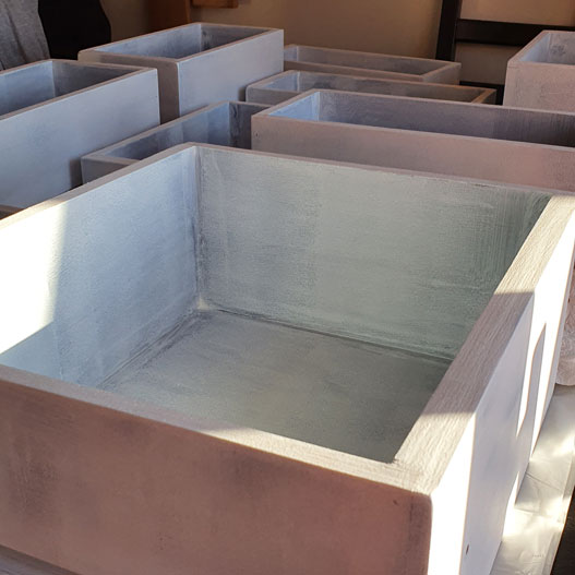 les tiroirs de la table basse où la sous-couche a été appliquée pour pouvoir peindre par la suite