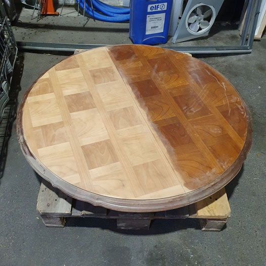 plateau de table à manger en cours de ponçage