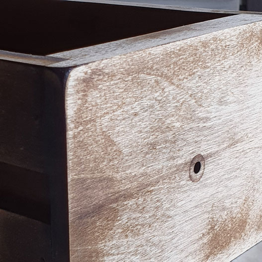 un tiroir de la table basse qui a été poncé