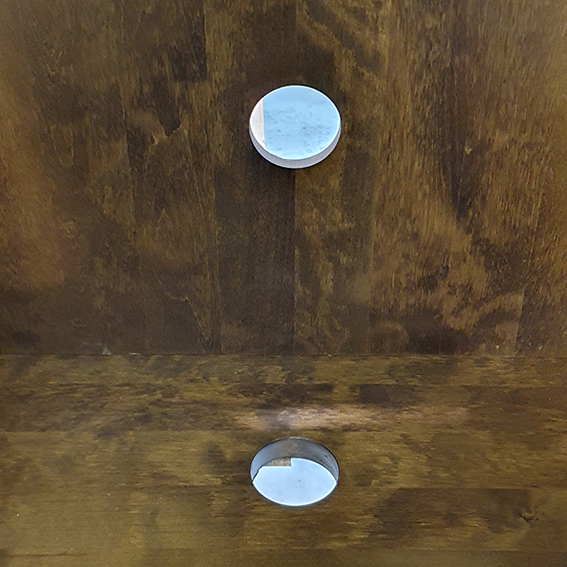 Les trous de passages de câbles de la partie haute du meuble Hifi avant relooking qu'il faut reboucher