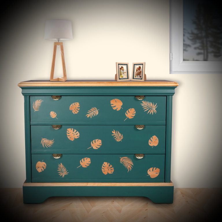 commode relookée avec motifs feuilles