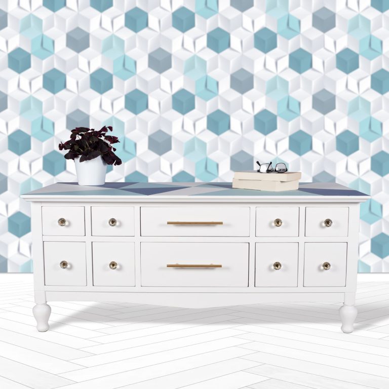 table basse bois relookée en blanc et bleu comportant de nombreux tiroirs