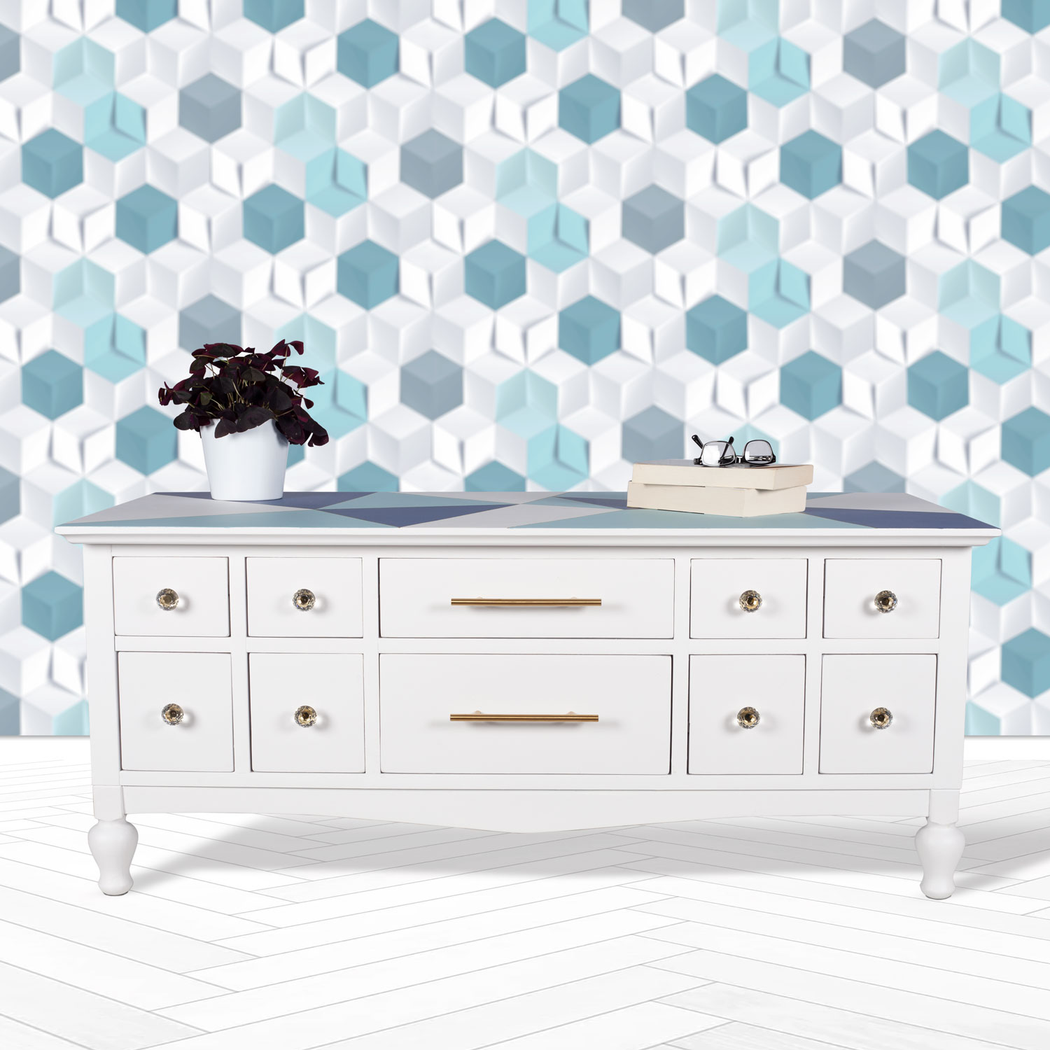 table basse bois relookée en blanc et bleu comportant de nombreux tiroirs