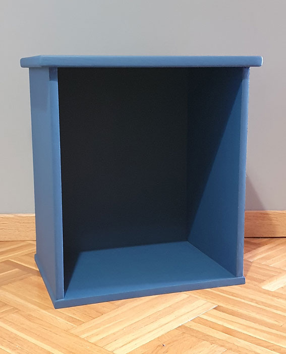 table de chevet peinte en bleue et en cours de transformation
