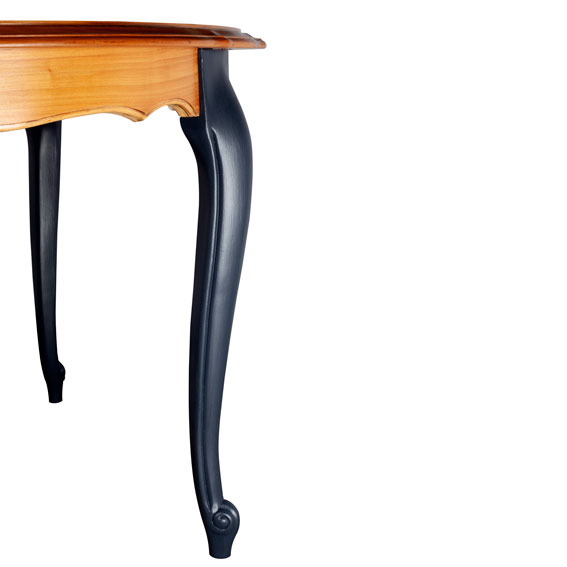 les pieds de la table en bois