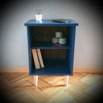 Table de nuit relookée en bleu avec motifs dorés