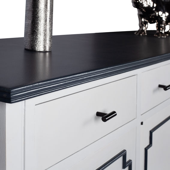 Détail du plateau noir et des nouveaux boutons des tiroirs de l'enfilade 4 portes relookée