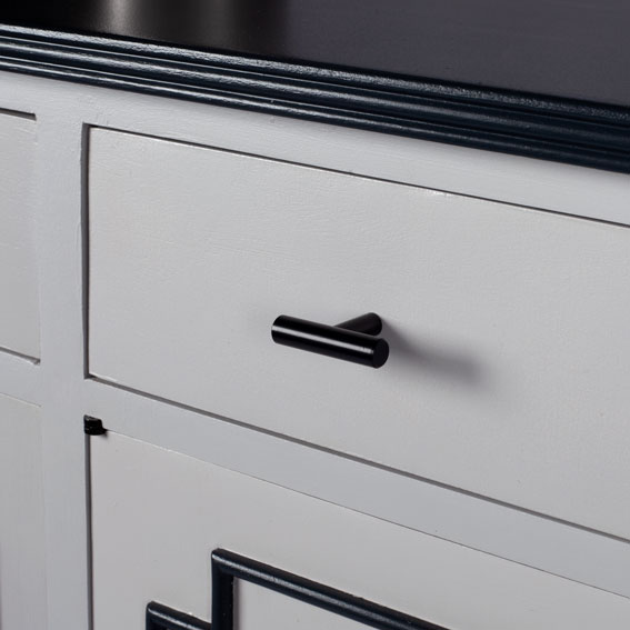 Zoom sur les boutons des tiroirs de l'enfilade modernisée