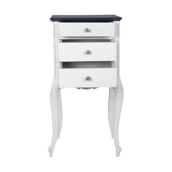 table de chevet relookée en gris possédant 3 tiroirs sur fond blanc, tiroirs ouverts