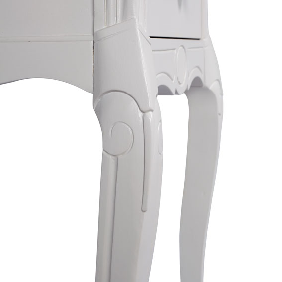 détail du haut des pieds du chevet gris