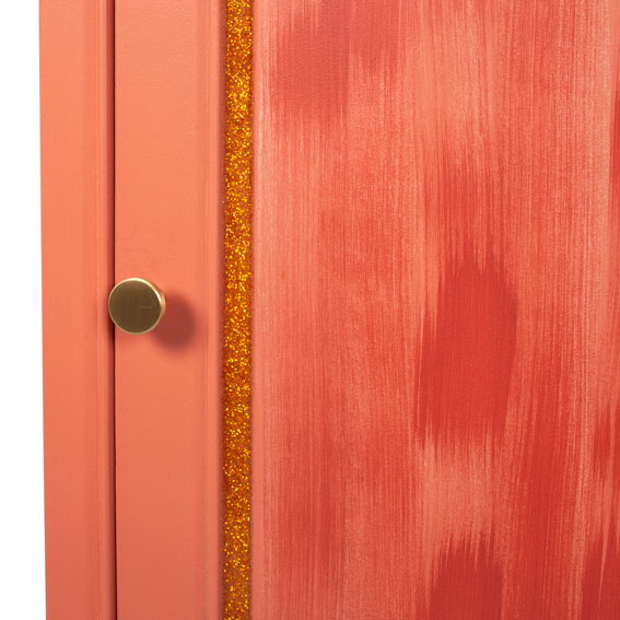 détail porte du confiturier ancien relooké avec nouveau bouton et de la résine époxy pailletée dorée