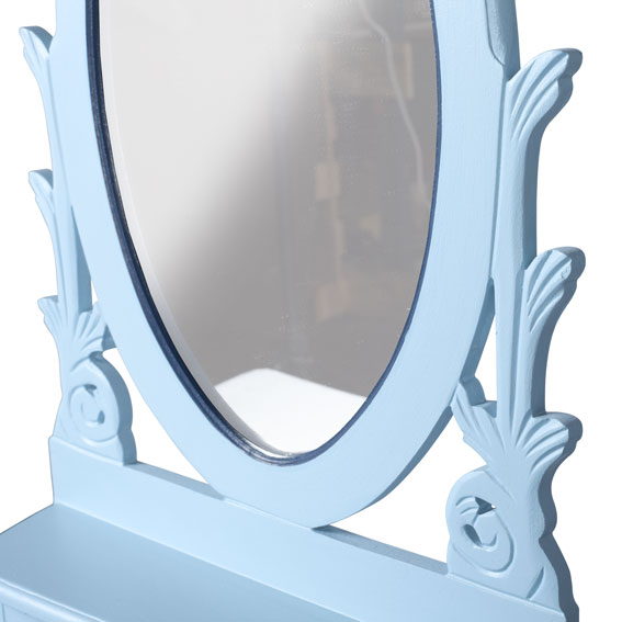 miroir de la coiffeuse en bleu avec tabouret