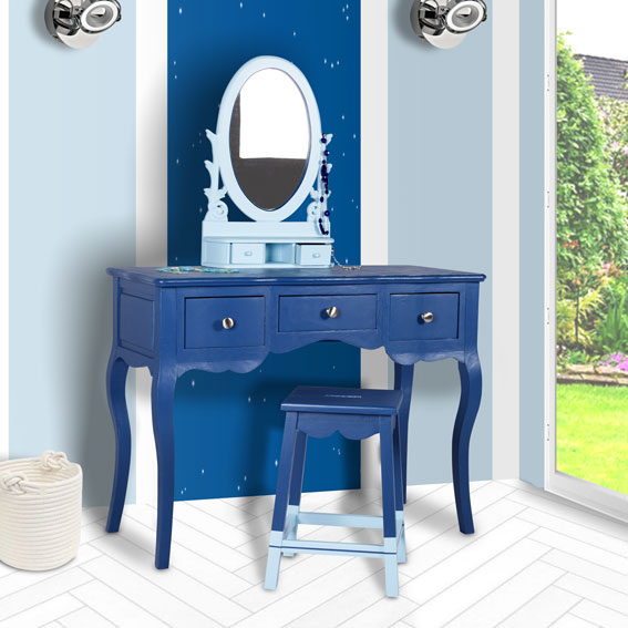 coiffeuse en bleu avec tabouret
