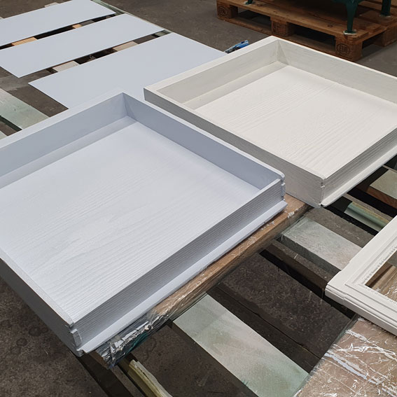 Application de la peinture Brouillard sur les tiroirs de la coiffeuse avec miroirs