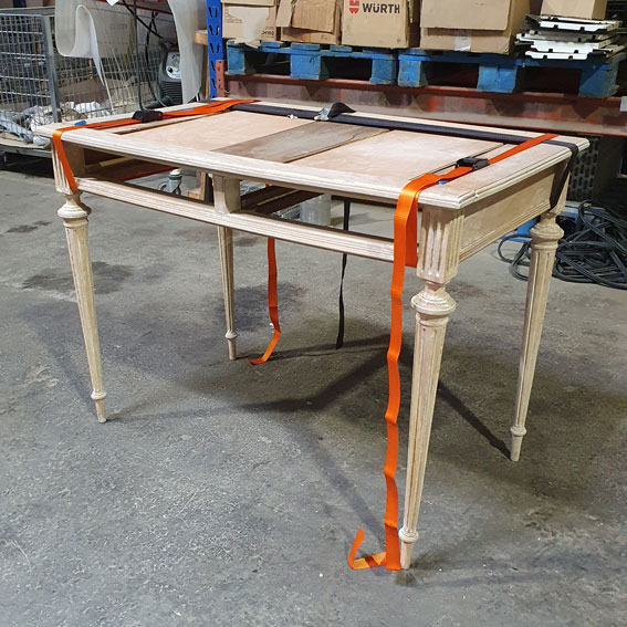 réparation de la table de la coiffeuse avec miroirs