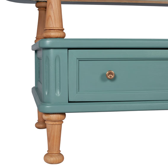 zoom sur la table basse en bois et vert