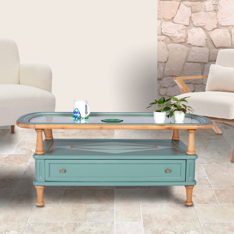 table basse avec plateau en verre dans une pièce