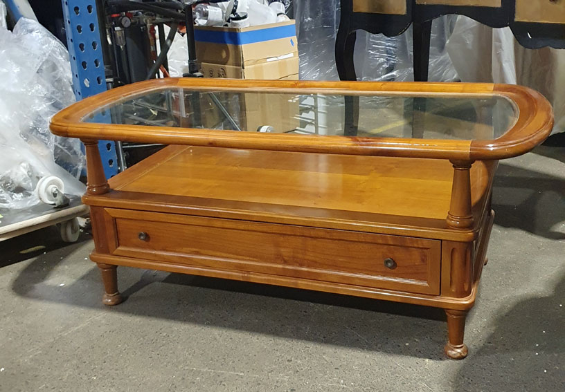 table basse avec plateau en verre avant son relooking