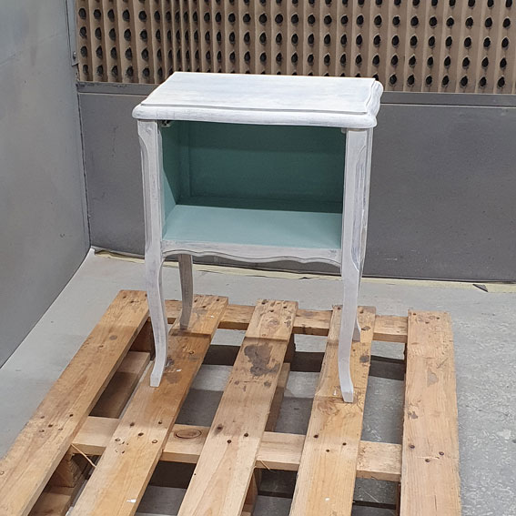 tables de chevet en vert en cours de relooking