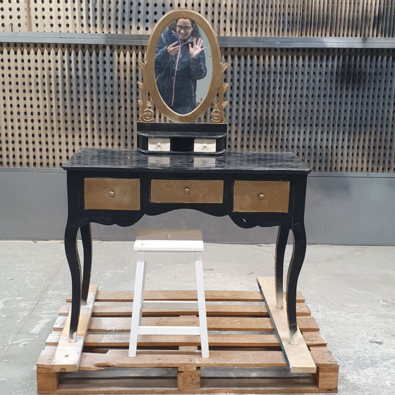 Coiffeuse avec tabouret à son état initial