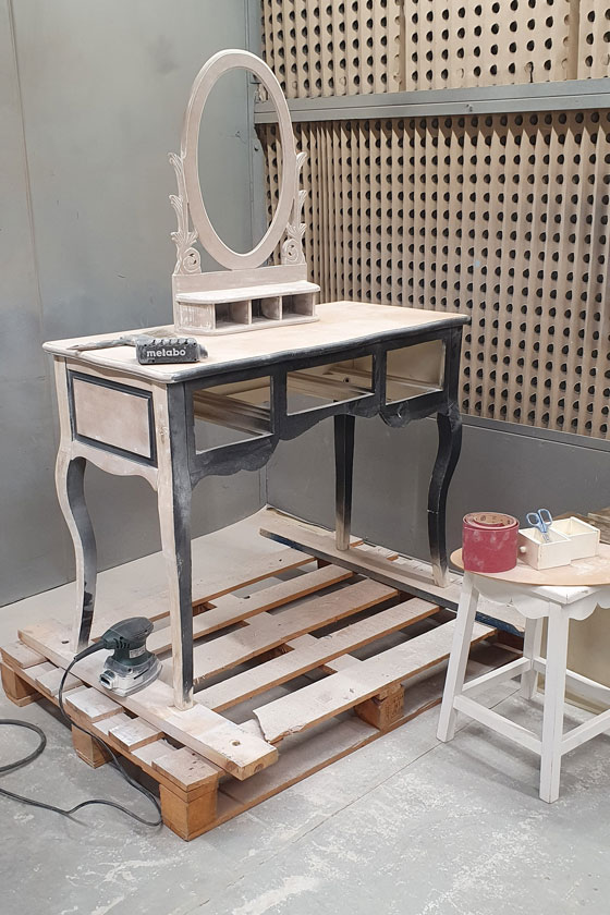 coiffeuse et son tabouret en cours de ponçage