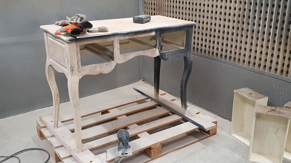 les tiroirs et la table en cours de ponçage