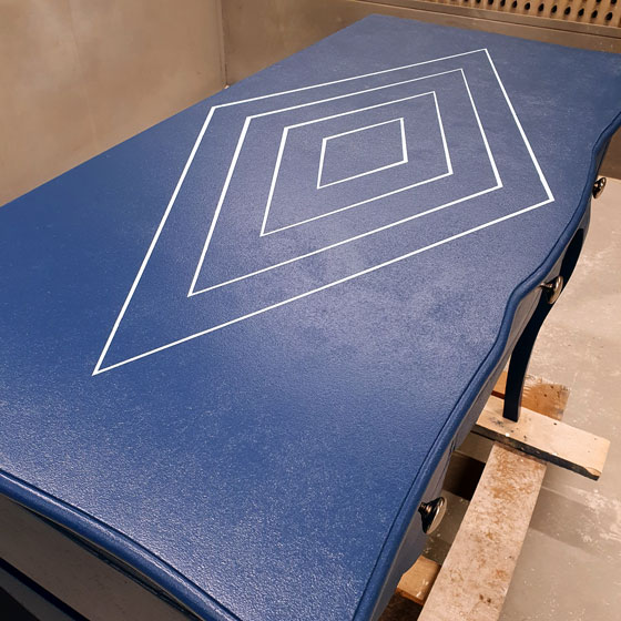 motif réalisé sur la table de la coiffeuse en bleu avec tabouret