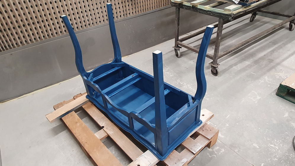 table de la coiffeuse en cours de peinture