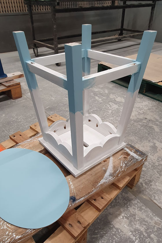 tabouret en cours de peinture