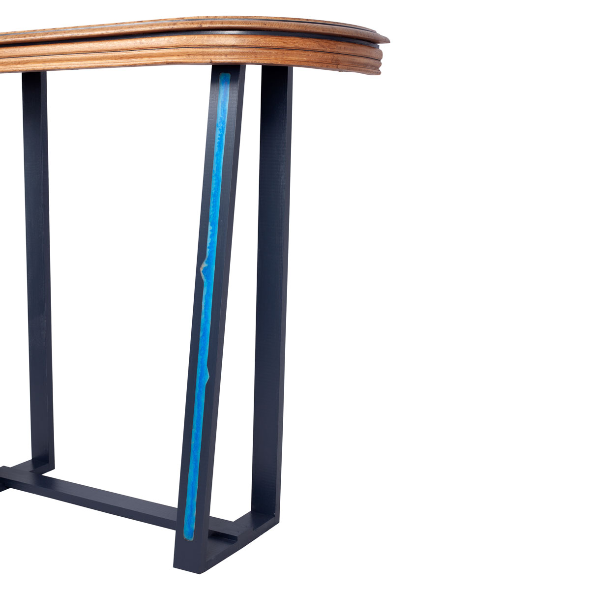 pieds en bois peints en noir avec de la résine bleue
