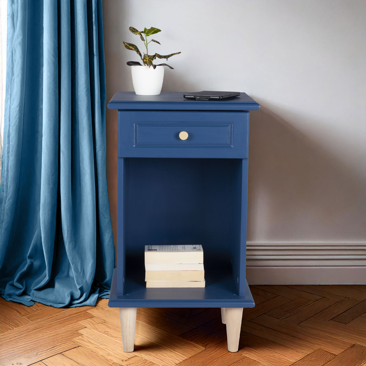 table de chevet avec tiroir bleu relookée