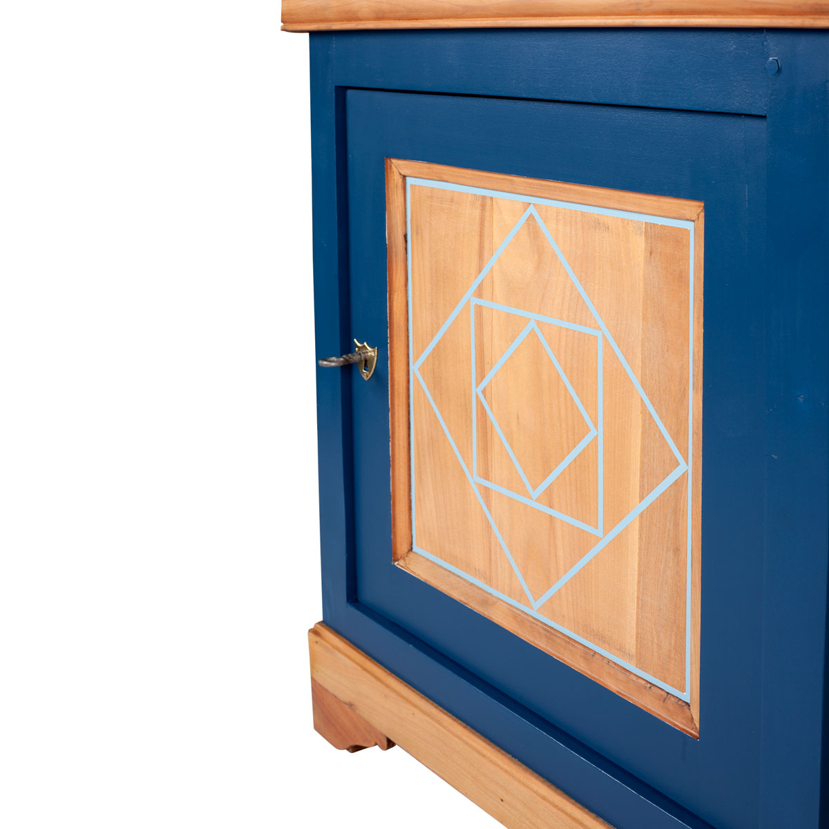 détail de la porte du confiturier ancien en bois