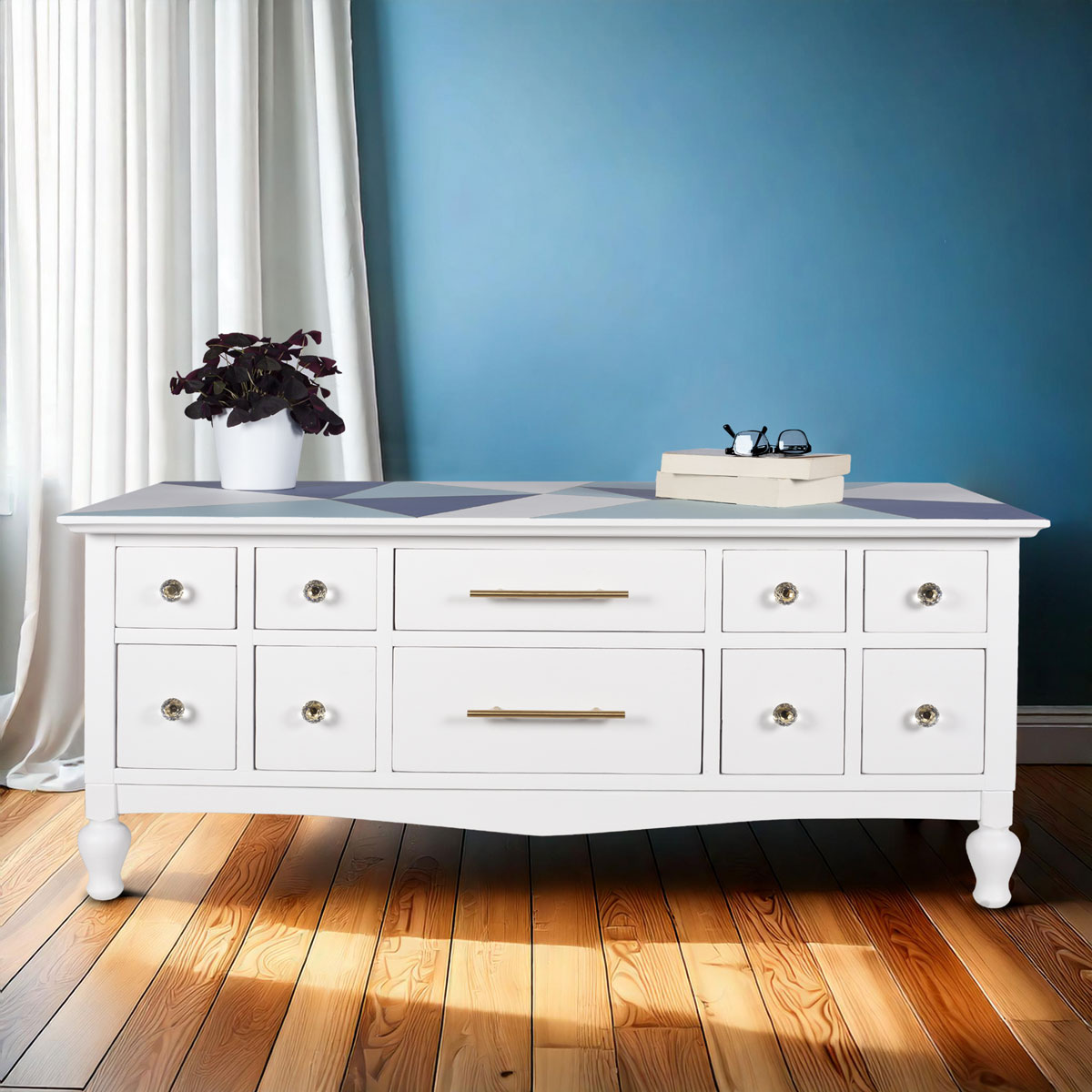 Table basse relooké blanc avec un motif peint en bleu sur le plateau