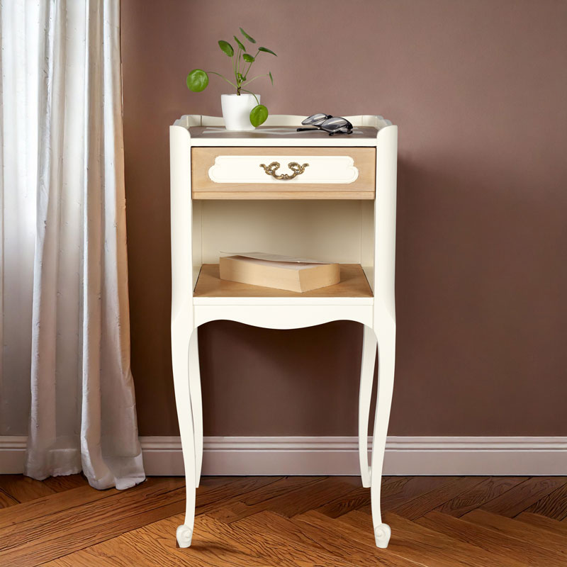 table de chevet Louis XV relookée crème Jasmin