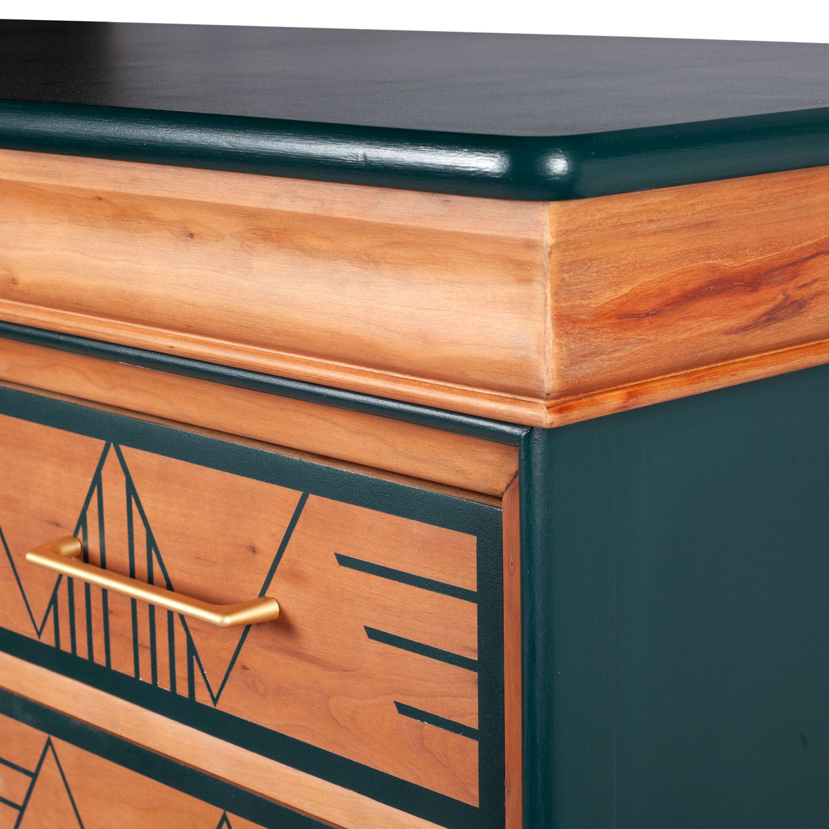 détail du merisier de la commode relookée bois et vert