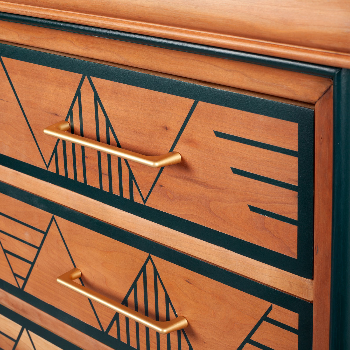 poignée dorée de la commode 3 tiroirs bois relookée