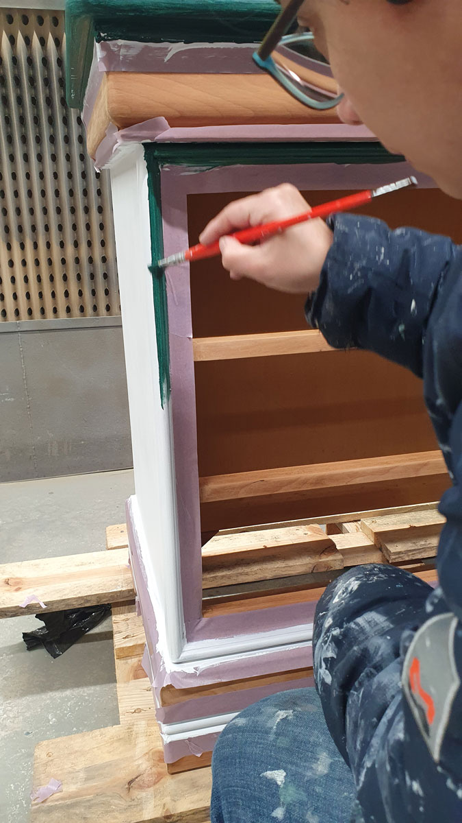 application de la peinture vert sequoïa sur la commode