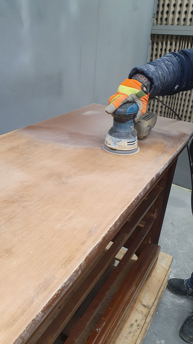 ponçage de la commode en merisier