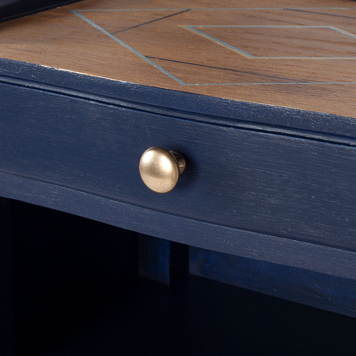 gros plan du bouton du tiroir de la table de nuit Louis XV