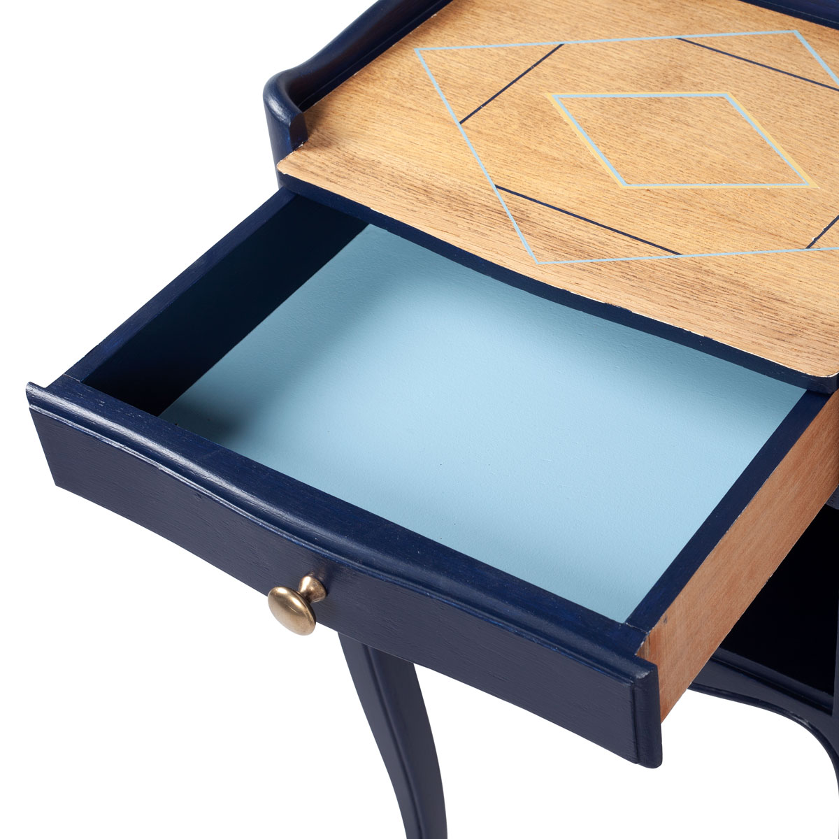 intérieur du tiroir d'une des tables de nuit relookée bleu