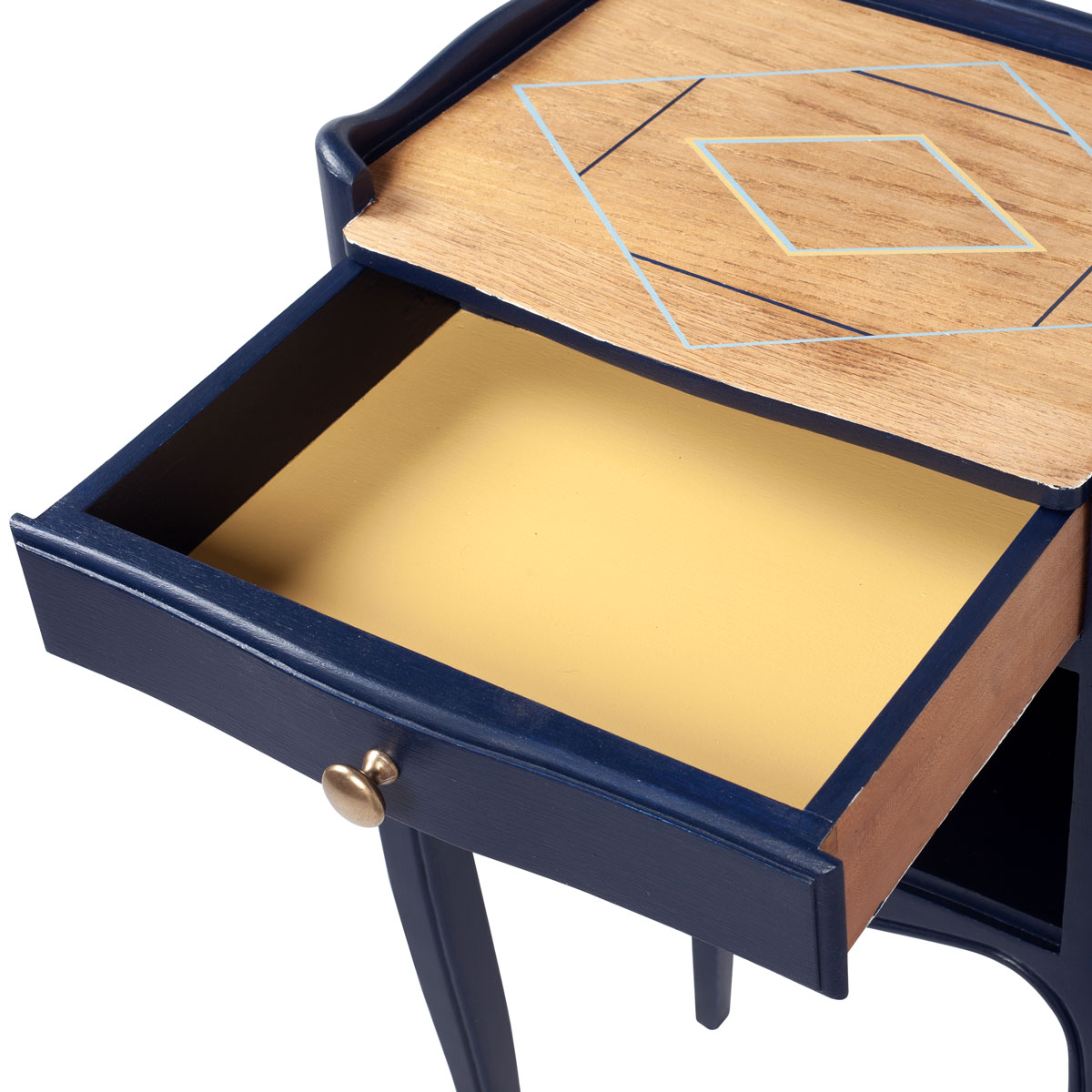 intérieur du tiroir d'une des tables de nuit relookée bleu