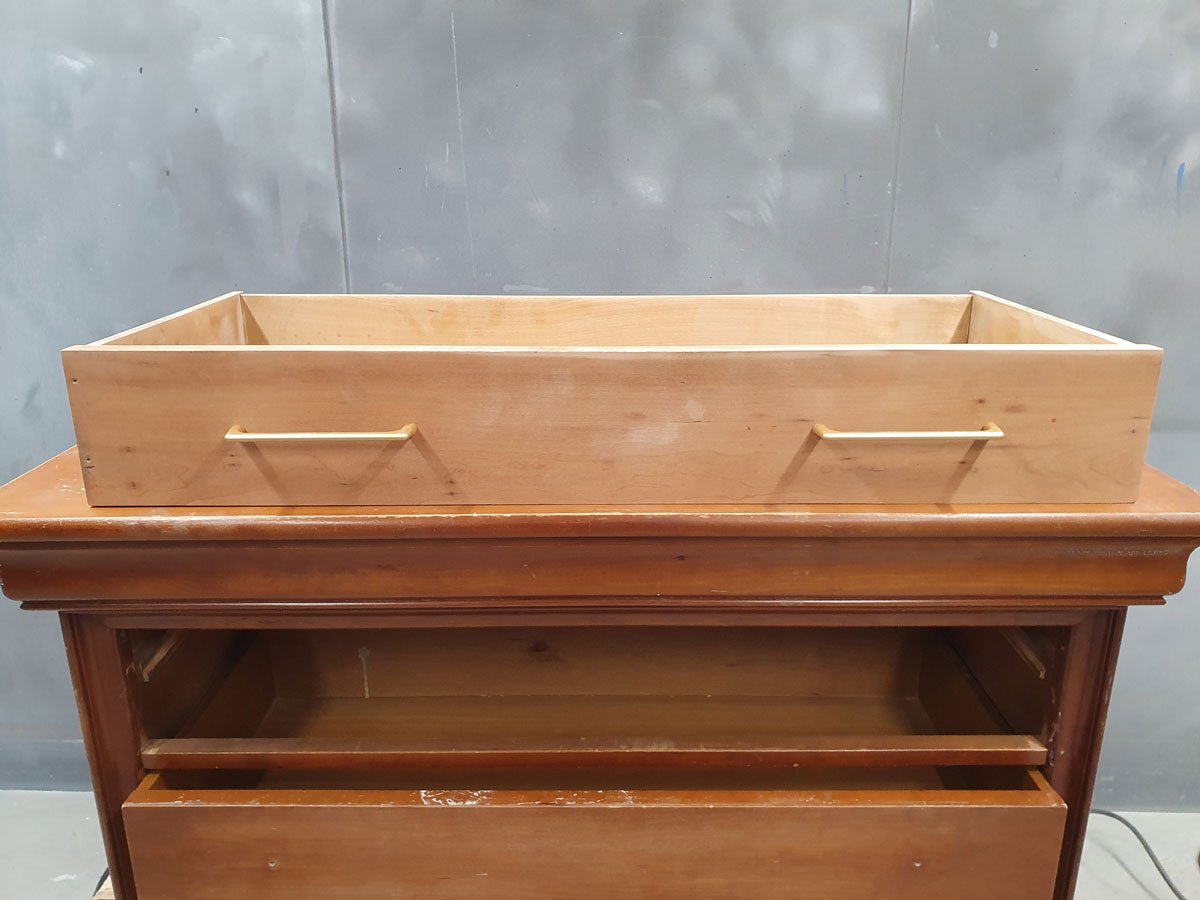 tiroir poncé de la commode en merisier