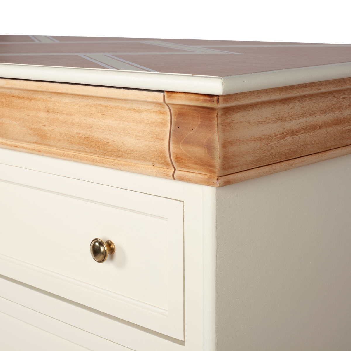 détail de la commode relookée crème