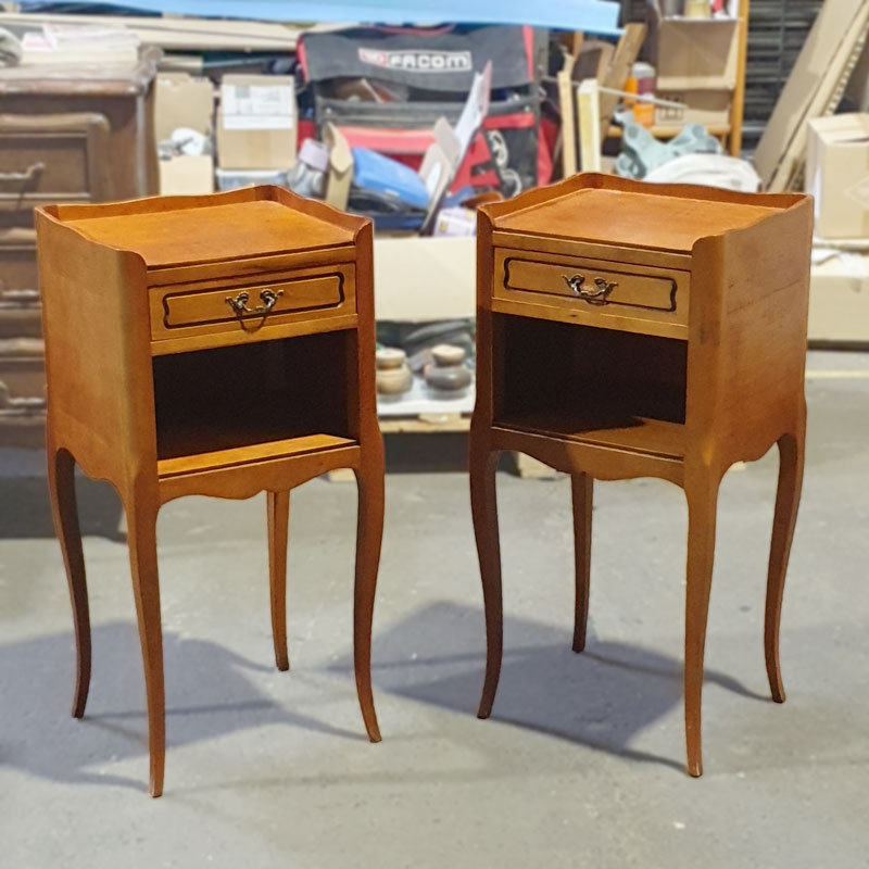 tables de chevet en bois avant leur transformation