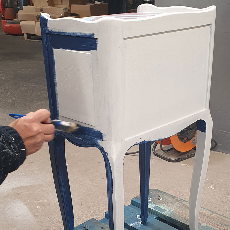 Application de la peinture sur la table
