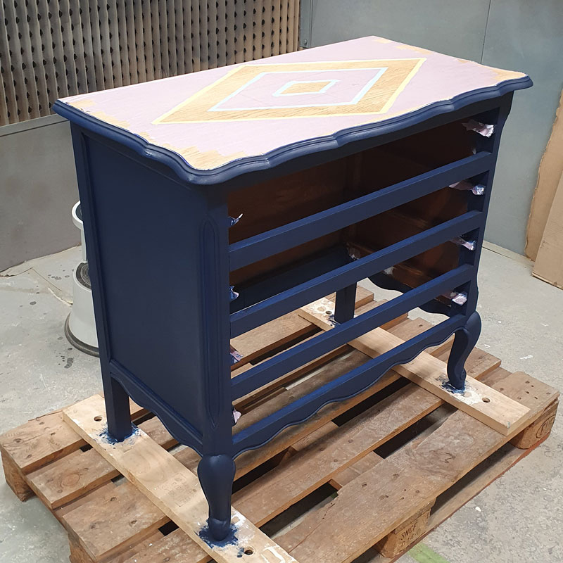 Commode en cours de relooking