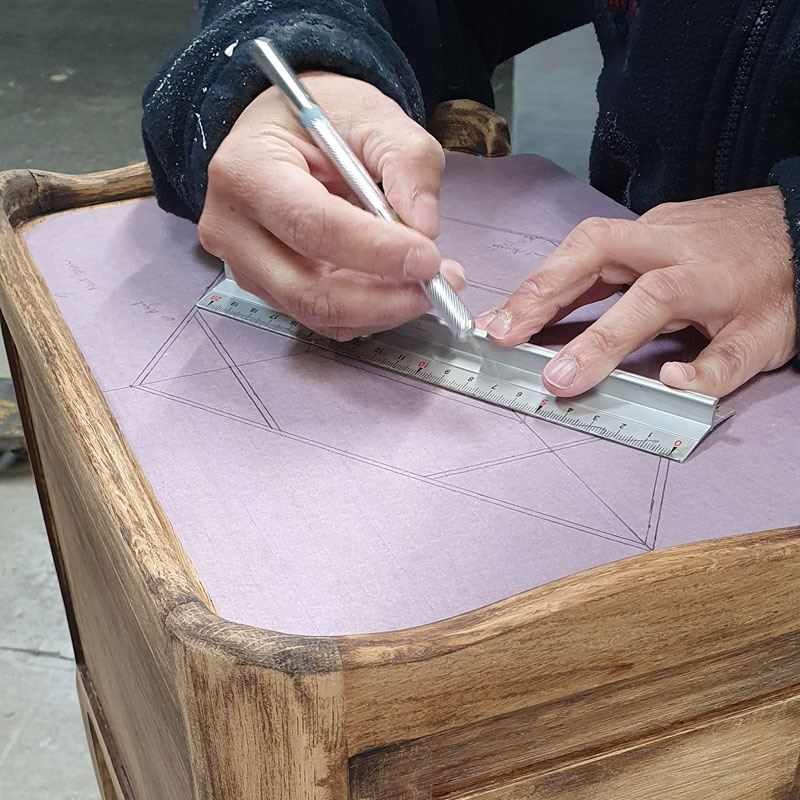 table de chevet création du motif sur le plateau