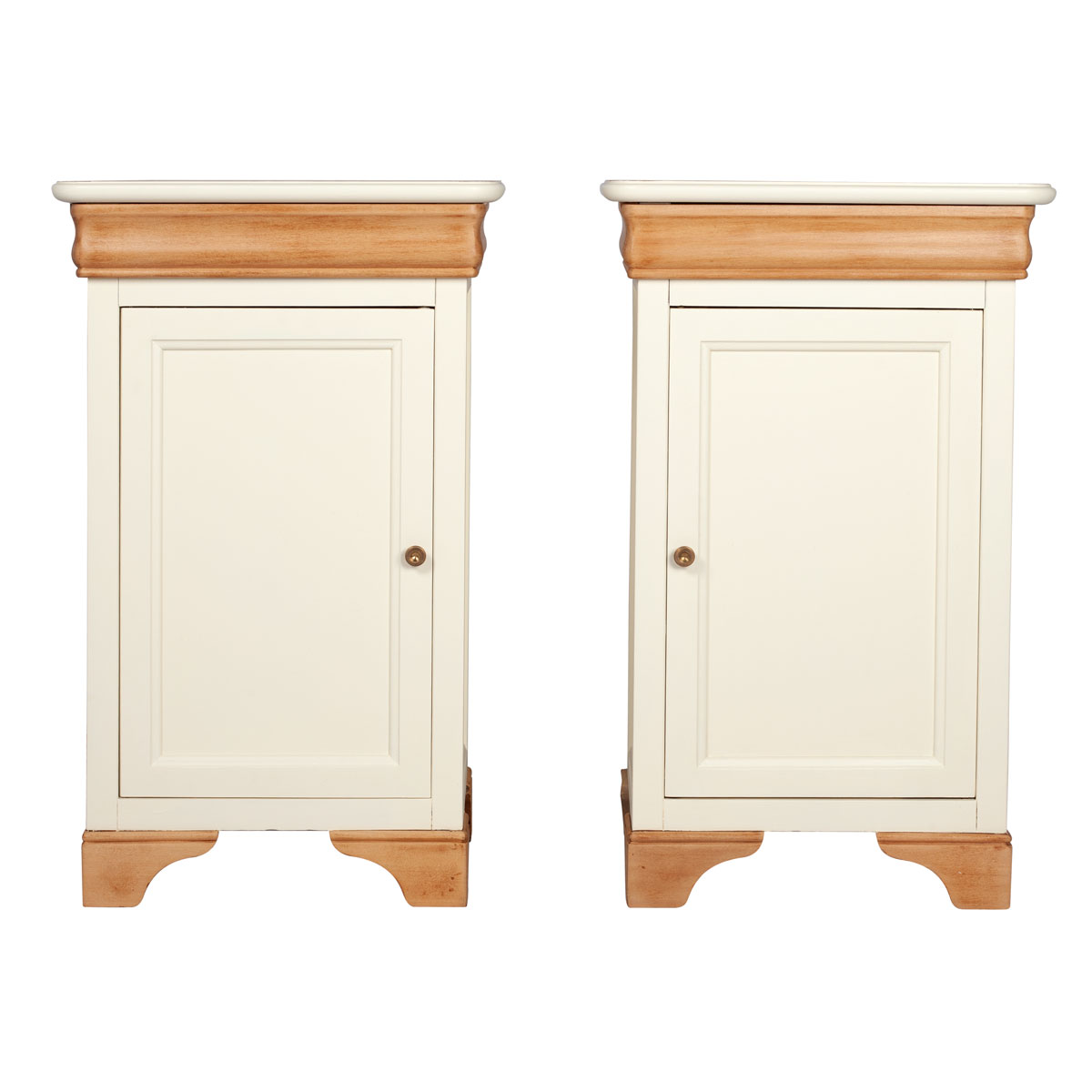 tables de chevet relookée en crème de l'ensemble commode et tables de chevet Louis-Philippe